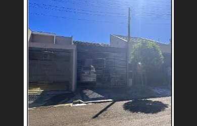 Imagem: A casa possui 3 Dormitórios, 1 Banheiro, 1 Vaga na garagem