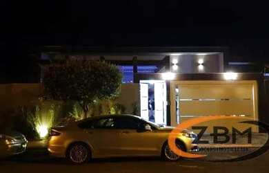 Imagem: A casa possui 3 Dormitórios, 3 Banheiros, 2 Vagas na garagem