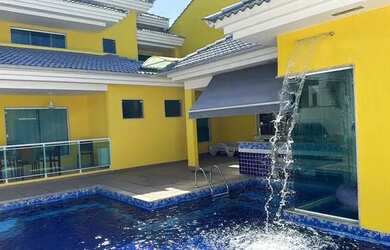 Imagem: A casa em condomínio possui 5 Dormitórios, 5 Banheiros, 4