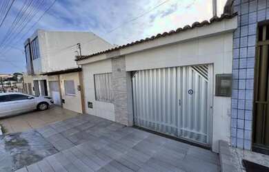 Imagem: A casa possui 3 Dormitórios, 2 Banheiros, 2 Vagas na garagem