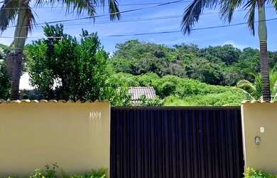 Imagem: A casa possui 3 Dormitórios, 2 Banheiros, 5 Vagas na garagem