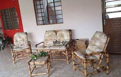 Imagem: A casa possui 3 Dormitórios, 2 Banheiros, 2 Vagas na garagem