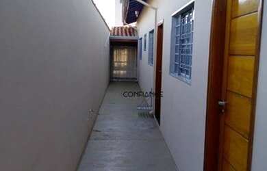 Imagem: A casa possui 2 Dormitórios, 2 Banheiros, 2 Vagas na garagem