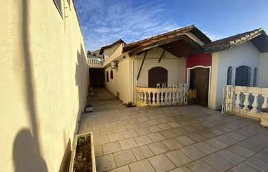 Imagem: A casa possui 4 Dormitórios, 4 Banheiros, 2 Vagas na garagem