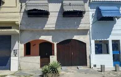 Imagem: A casa possui 3 Dormitórios, 3 Banheiros e 1 Vaga na garagem