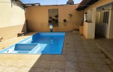 Imagem: A casa possui 3 Dormitórios, 3 Banheiros, 2 Vagas na garagem