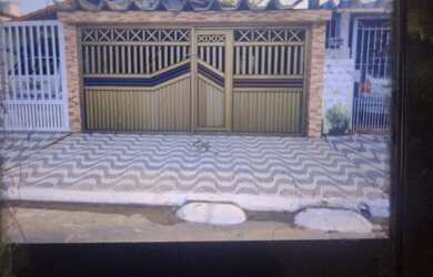 Imagem: A casa possui 2 Dormitórios e 3 Vagas na garagem e está localizado