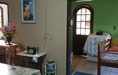 Imagem: A casa possui 4 Dormitórios, 3 Banheiros, 2 Vagas na garagem