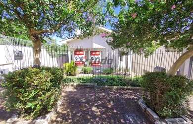 Imagem: A casa possui 3 Dormitórios, 4 Banheiros, 2 Vagas na garagem