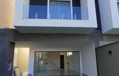 Imagem: A casa possui 3 Dormitórios, 2 Banheiros, 3 Vagas na garagem