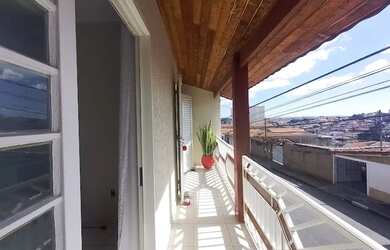 Imagem: A casa possui 2 Dormitórios, 2 Banheiros, 3 Vagas na garagem