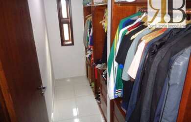 Imagem: A casa possui 4 Dormitórios, 5 Banheiros, 4 Vagas na garagem