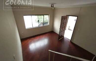 Imagem: A casa possui 3 Dormitórios, 2 Banheiros, 5 Vagas na garagem