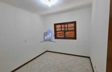 Imagem: A casa possui 2 Dormitórios, 1 Banheiro, 2 Vagas na garagem