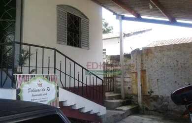 Imagem: A casa possui 3 Dormitórios, 1 Banheiro, 2 Vagas na garagem