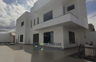 Imagem: A casa possui 3 Dormitórios, 4 Banheiros, 4 Vagas na garagem