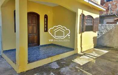 Imagem: A casa possui 3 Dormitórios, 1 Banheiro, 1 Vaga na garagem