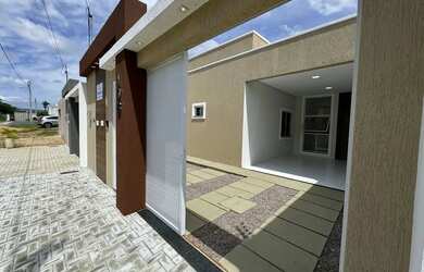 Imagem: A casa possui 3 Dormitórios, 2 Banheiros, 2 Vagas na garagem