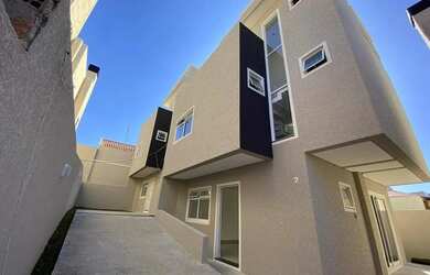 Imagem: A casa possui 3 Dormitórios, 3 Banheiros, 2 Vagas na garagem