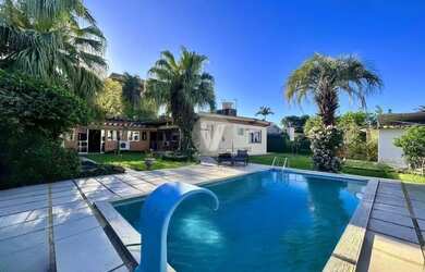 Imagem: A casa possui 4 Dormitórios, 5 Banheiros, 2 Vagas na garagem