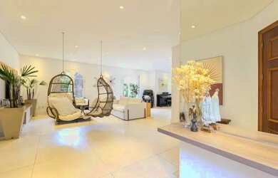 Imagem: A casa possui 4 Dormitórios, 5 Banheiros, 5 Vagas na garagem