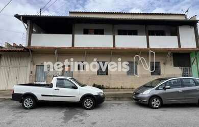 Imagem: A casa possui 4 Dormitórios, 2 Banheiros, 2 Vagas na garagem