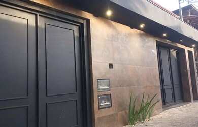 Imagem: A casa possui 4 Dormitórios, 5 Banheiros, 2 Vagas na garagem