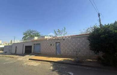 Imagem: A casa possui 4 Dormitórios, 2 Banheiros, 5 Vagas na garagem