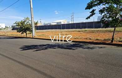 Imagem: O terreno possui 330m² de Área, Imóvel novo e está localizado