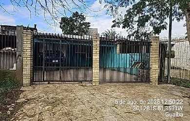 Imagem: A casa possui 2 Dormitórios, 1 Banheiro, 2 Vagas na garagem