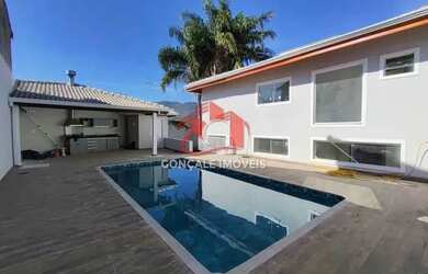 Imagem: A casa possui 4 Dormitórios, 3 Banheiros, 3 Vagas na garagem