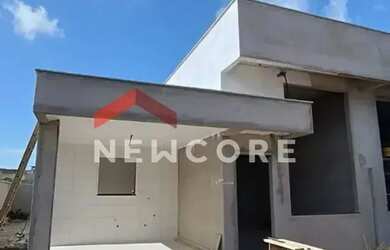 Imagem: A casa possui 3 Dormitórios, 2 Banheiros, 1 Vaga na garagem