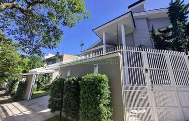 Imagem: A casa possui 3 Dormitórios, 3 Banheiros, 4 Vagas na garagem