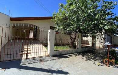 Imagem: A casa possui 4 Dormitórios, 3 Banheiros, 3 Vagas na garagem