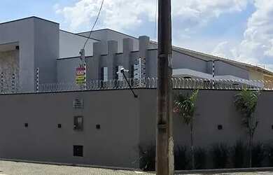 Imagem: A casa possui 3 Dormitórios, 4 Banheiros, 2 Vagas na garagem