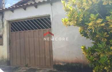 Imagem: A casa possui 3 Dormitórios, 2 Banheiros, 1 Vaga na garagem