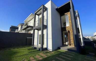 Imagem: A casa possui 4 Dormitórios, 2 Banheiros, 2 Vagas na garagem