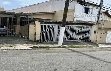 Imagem: A casa possui 2 Dormitórios, 1 Banheiro, 2 Vagas na garagem