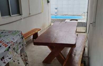 Imagem: A casa possui 3 Dormitórios, Acomodam 5 pessoas e está localizado