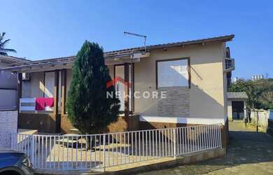 Imagem: A casa possui 3 Dormitórios, 2 Banheiros, 3 Vagas na garagem