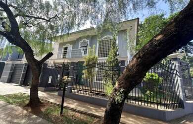 Imagem: A casa possui 3 Dormitórios, 3 Banheiros, 2 Vagas na garagem