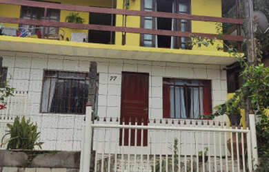 Imagem: A casa possui 4 Dormitórios, 2 Banheiros, 1 Vaga na garagem