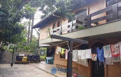 Imagem: A casa possui 4 Dormitórios, 5 Banheiros, 4 Vagas na garagem