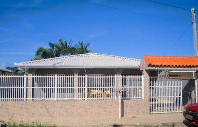 Imagem: A casa possui 3 Dormitórios, 3 Banheiros, 3 Vagas na garagem