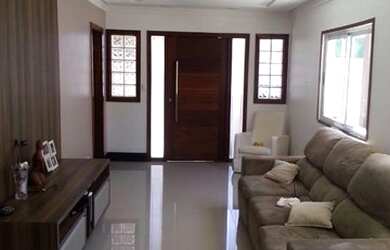 Imagem: A casa possui 3 Dormitórios, 2 Banheiros, 385m² de Área e