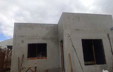 Imagem: A casa possui 2 Dormitórios, 1 Banheiro, 2 Vagas na garagem