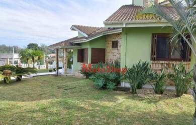 Imagem: A casa possui 3 Dormitórios, 2 Banheiros, 2 Vagas na garagem