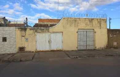 Imagem: A casa possui 2 Dormitórios, 1 Banheiro, 1 Vaga na garagem