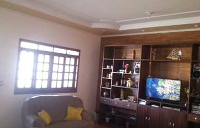 Imagem: A casa possui 3 Dormitórios, 2 Banheiros, 360m² de Área e