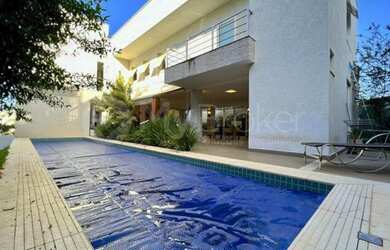 Imagem: A casa em condomínio possui 3 Dormitórios, 5 Banheiros, 374m²